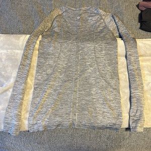 Lululemon Women’s Long Sleeve Workout Top. Size 6.
